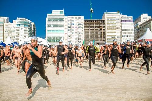 Sábado, dia 10, 3.500 atletas se reúnem para provas de natação, beach run, biathlon, natação em águas abertas, stand up paddle e Kids. Já no domingo, grandes estrelas mundiais da natação se enfrentam no Desafio Elite / Foto: Divulgação Rei e Rainha do Mar